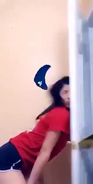 Девушка исчезает за дверью