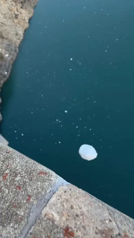 Снежный шар падает в воду