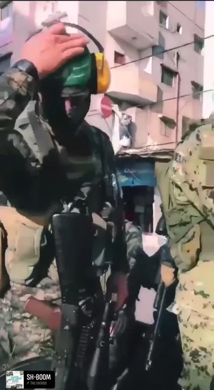 الحلوى مع المسلحين