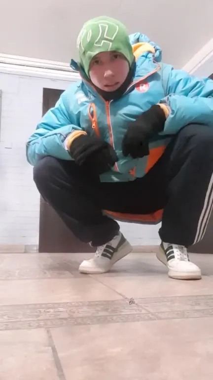 Неудачный танец в подъезде