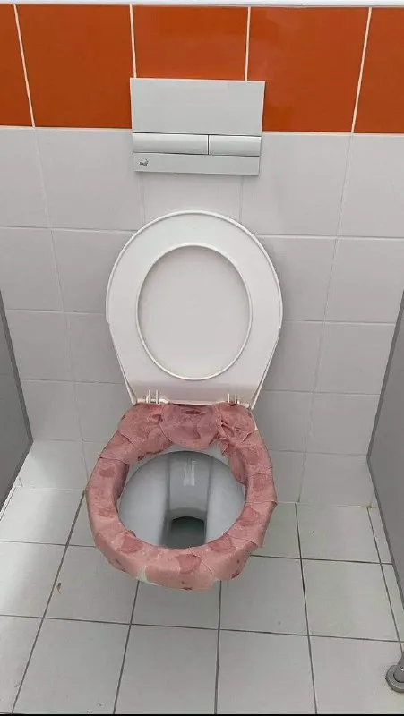 Туалет с розовым сиденьем