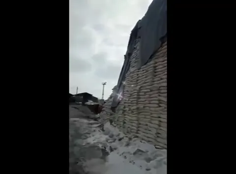 Стена из мешков сахара