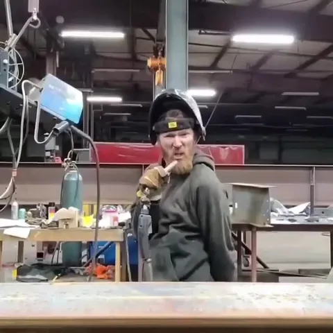Рабочий танцует под музыку