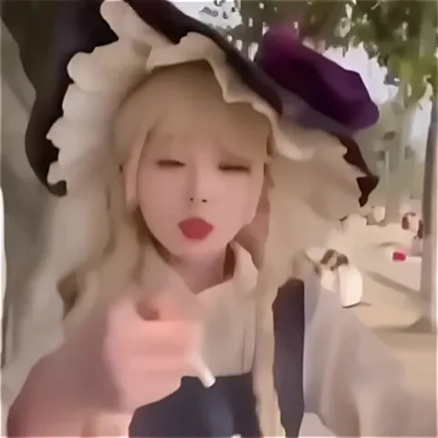 Девушка в странном костюме