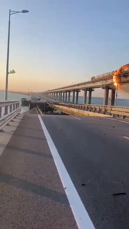 Горящий поезд на мосту