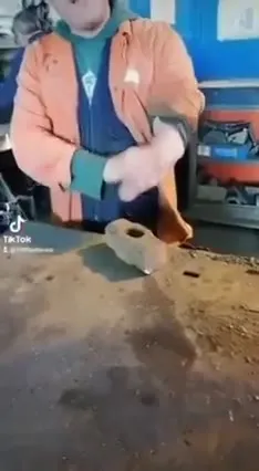 Мужчина с рукой в верстаке