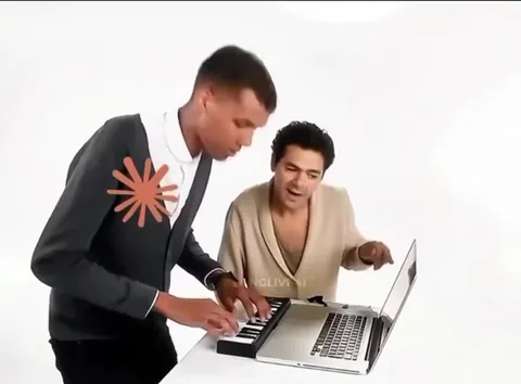Неожиданный дуэт за ноутбуком