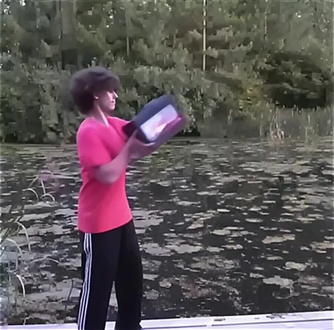 Человек бросает технику в пруд