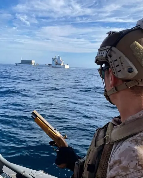 Морской дозор с винтовкой