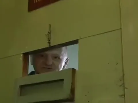 Мужчина заглядывает из палаты