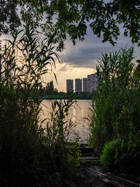 Закат у городского озера