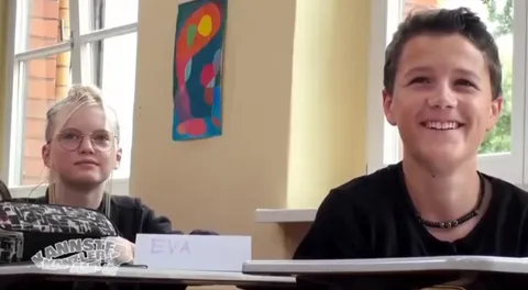 Der Lehrer spielt die Flöte