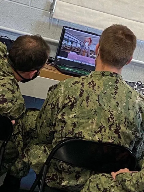 Солдаты смотрят аниме