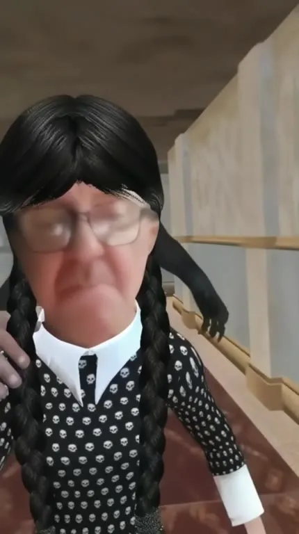 Уэнсдей идет по коридору
