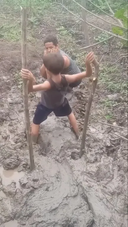 Человек падает в грязь