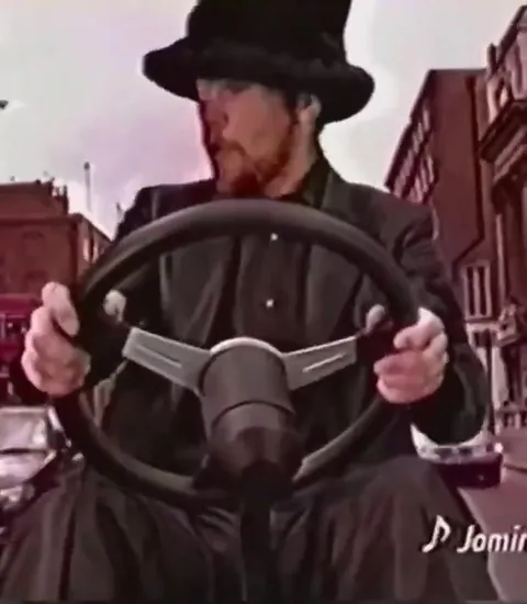 車でVirtual Insanityを踊る男