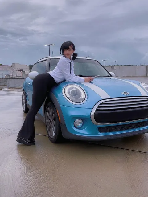 Девушка и голубой Mini Cooper