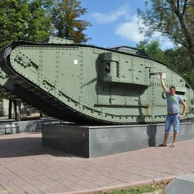 Мужчина рядом с танком