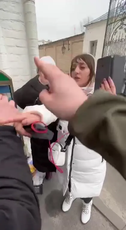 Женщина спорит на улице