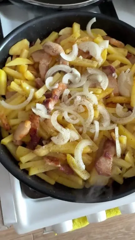 Картошка с беконом и луком