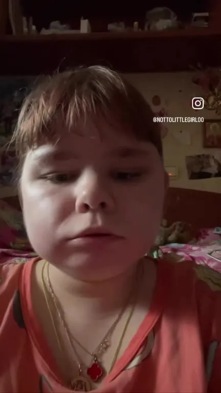 Ребёнок под драматичную песню