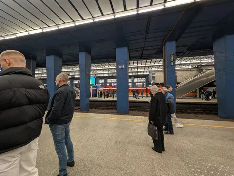 Пассажиры на станции метро