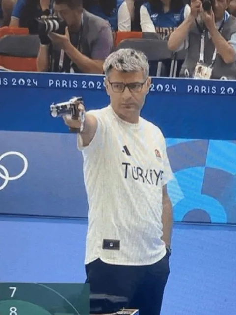 Yusuf Dikeç rahat atış yapıyor