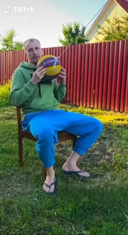 Эксперимент с мячом на стуле