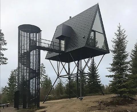Дом на странных опорах