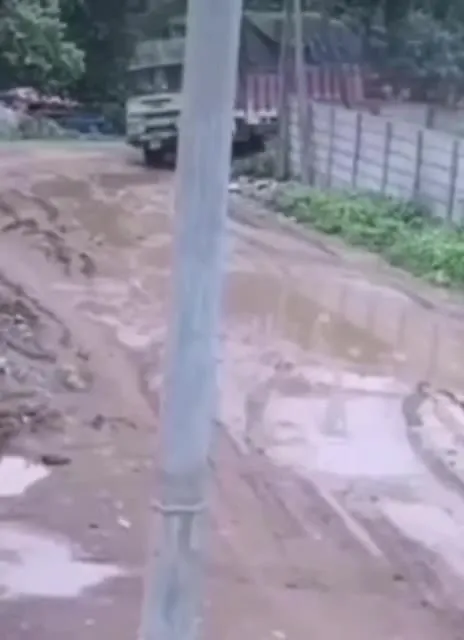 Грузовик кувыркается в грязи