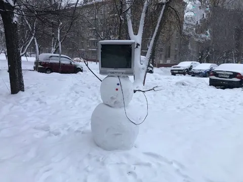 Снеговик с монитором вместо головы
