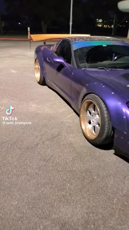 Фиолетовый Corvette с рогом