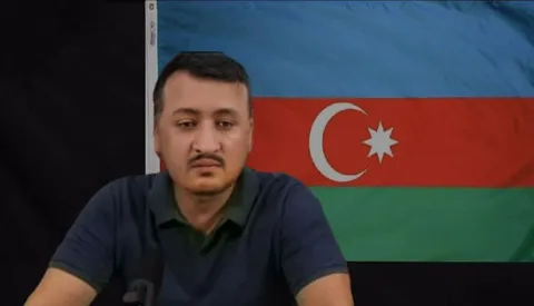 Мужчина на фоне флага Азербайджана