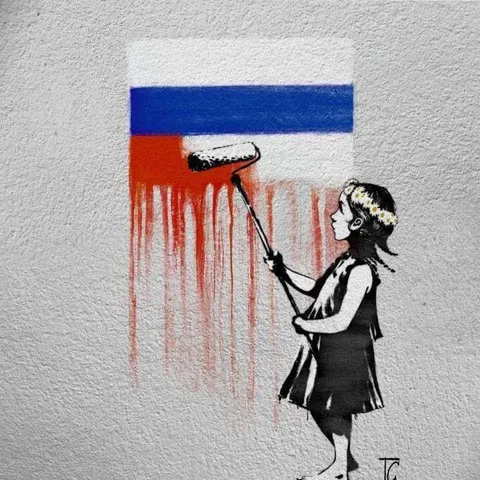 Девочка перекрашивает флаг