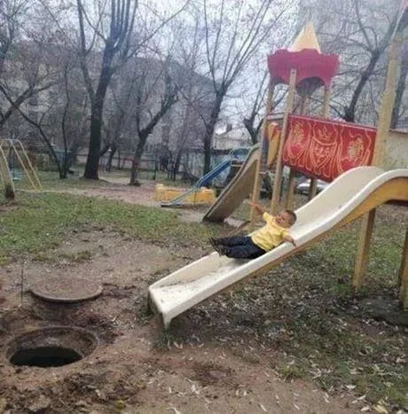 Опасная горка с люком