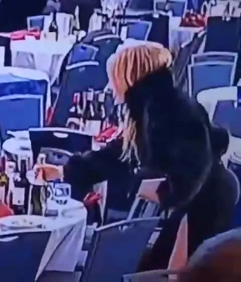 Тихо забрала бутылку с банкета