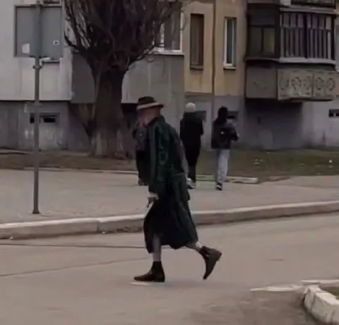Странный прохожий на улице