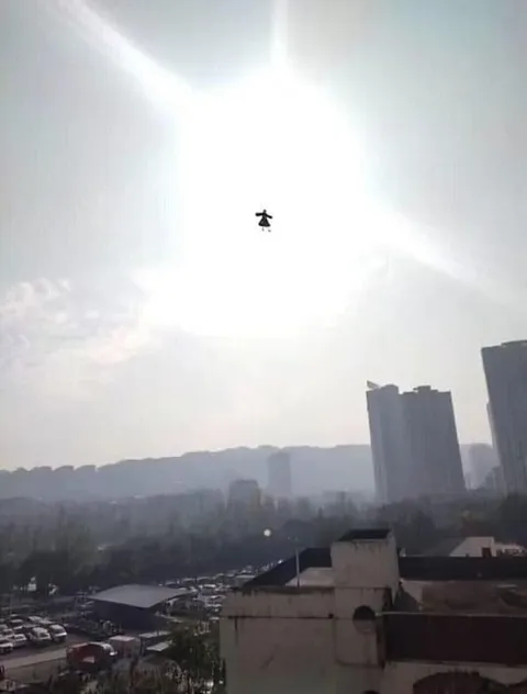 Что-то летит над городом