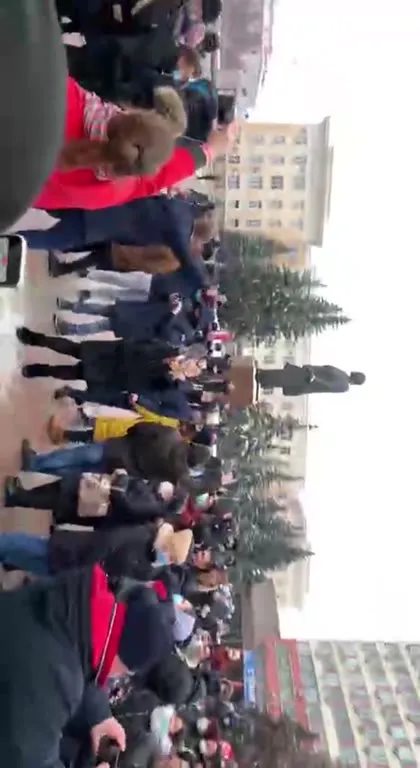 Толпа скандирует на площади