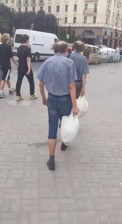 Одинаковые мужчины с пакетами