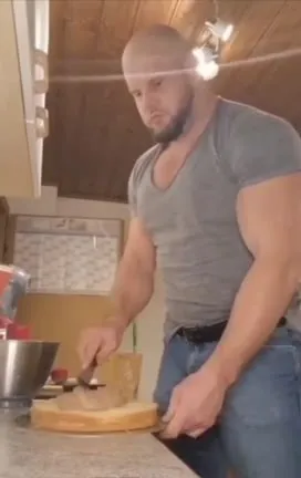 Брутальный мужчина украшает торт