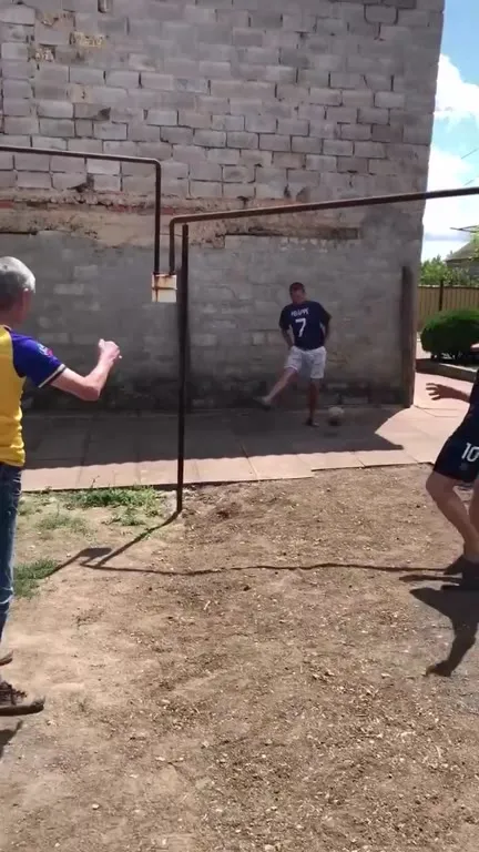 Мбаппе, Неймар и Месси во дворе