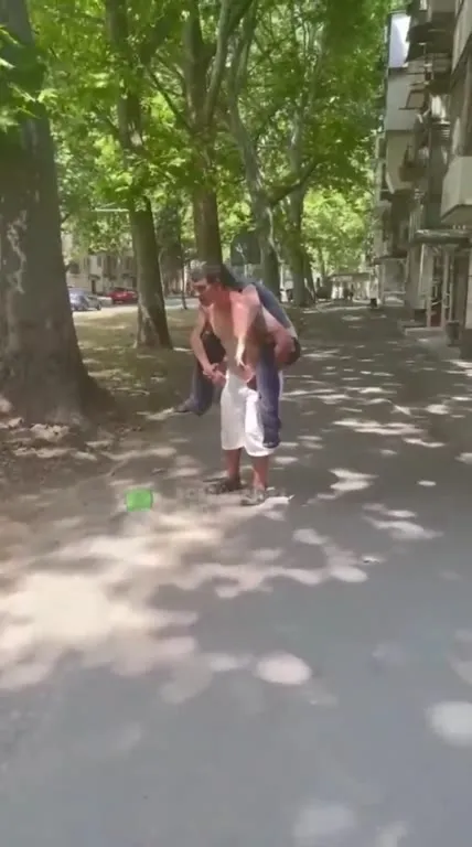 Мужчина несет друга на спине