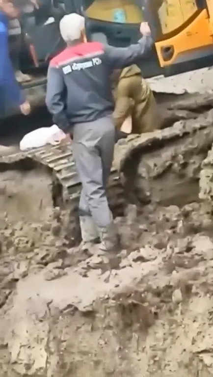Рабочие тонут в грязи