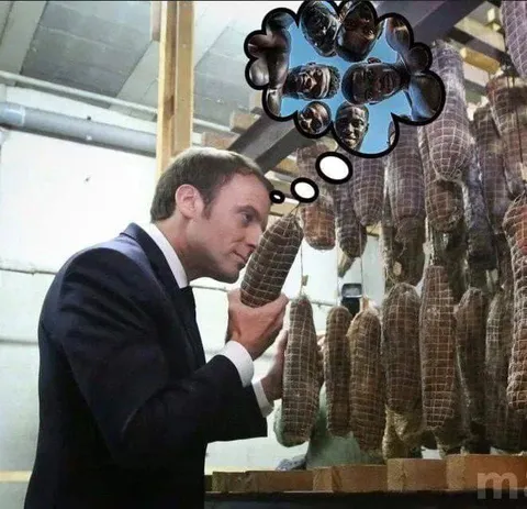 Мужчина выбирает колбасу