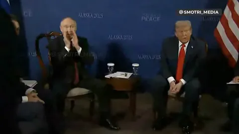 Путин хлопает рядом с Трампом