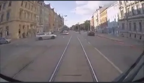 Трамвай едет по городу