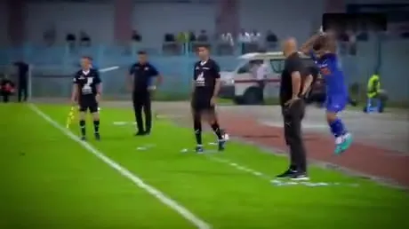 Футболист эффектно падает у бровки