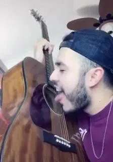 Мужчина лижет гитару