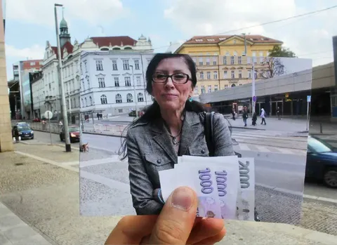 Женщина на фоне фотографии
